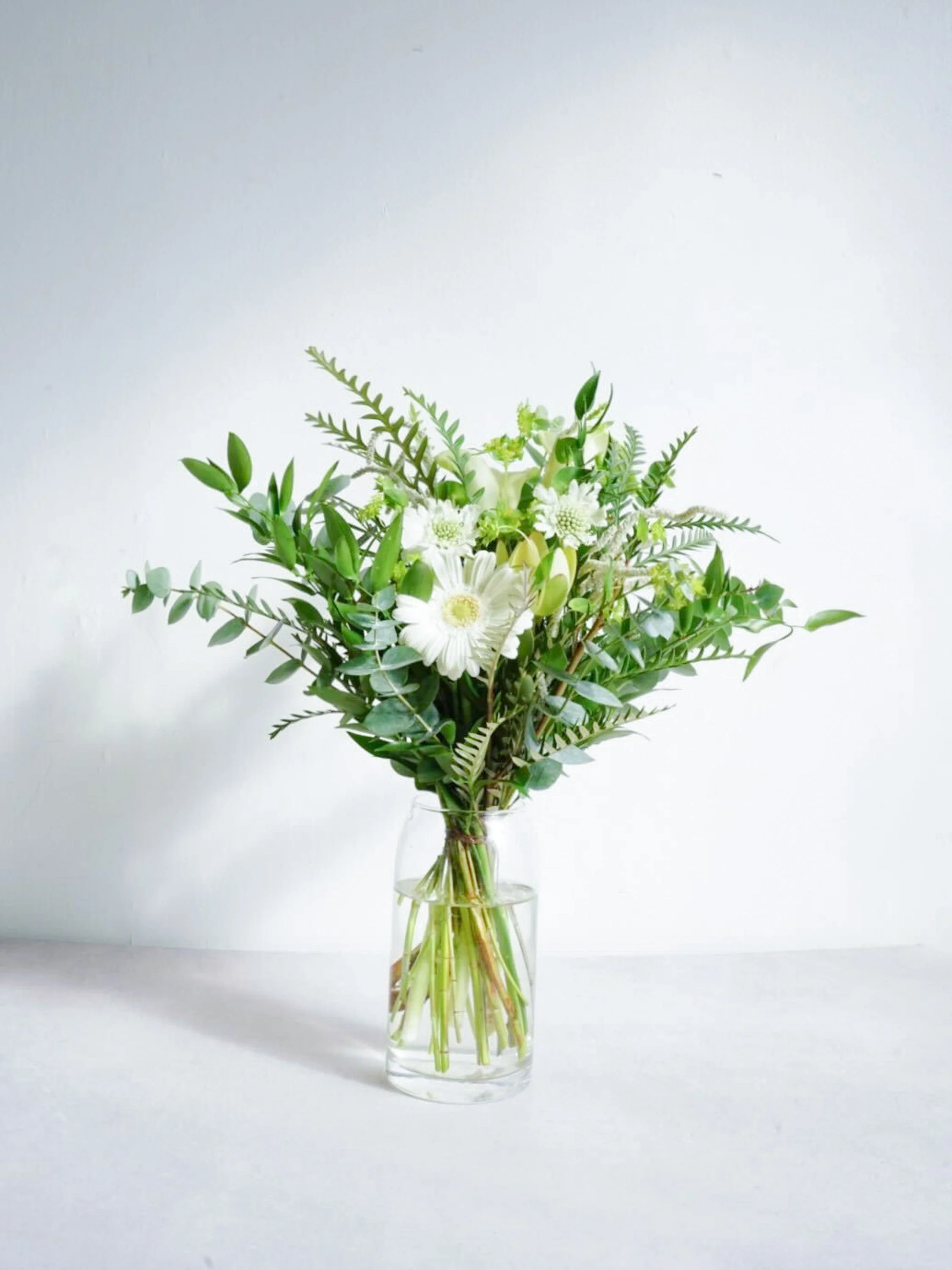 【店舗配送】フローリストにおまかせ 季節の花束 M - グリーン- - Image 21