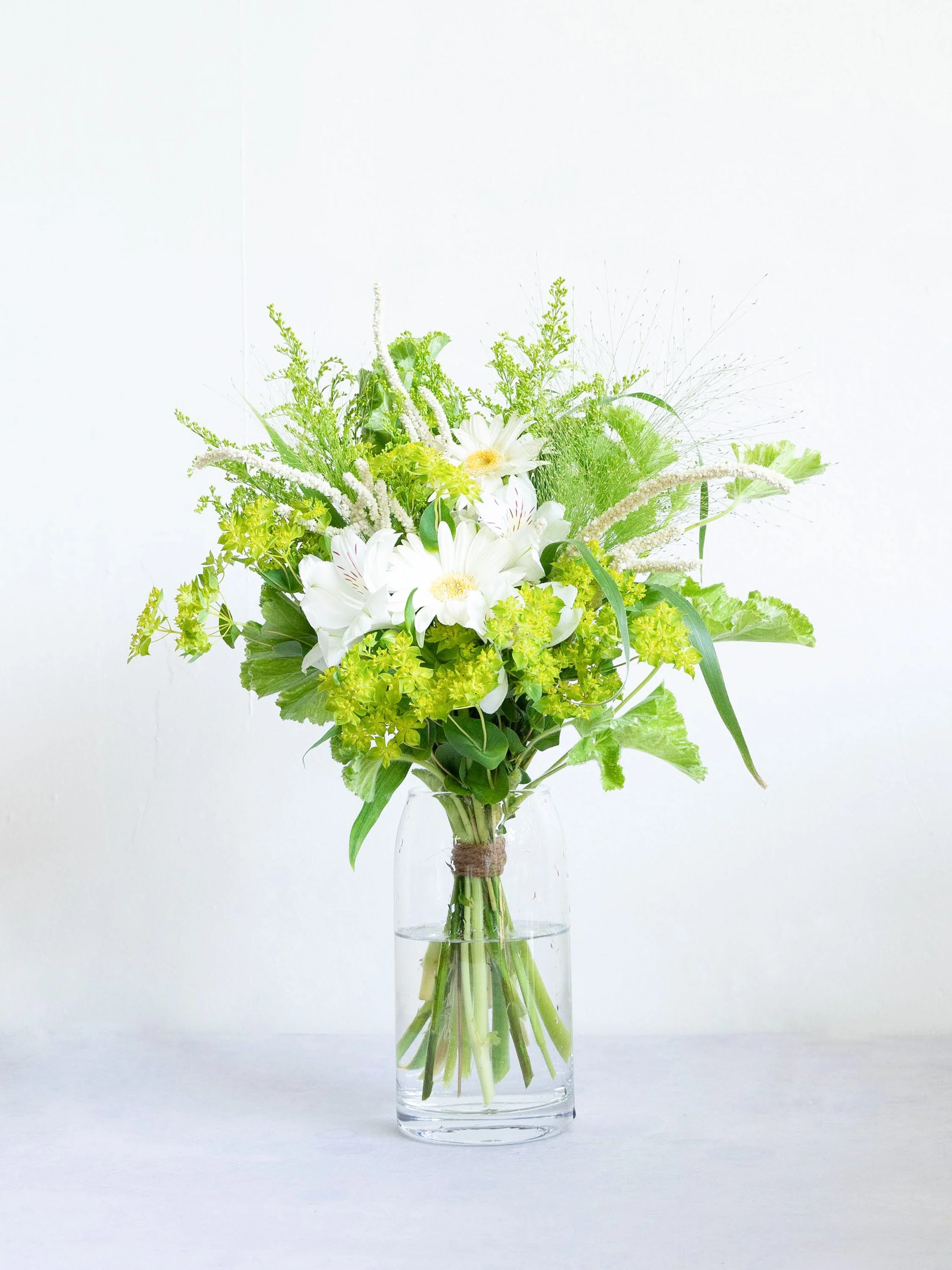 【店舗配送】フローリストにおまかせ 季節の花束 M - グリーン- - Image 25