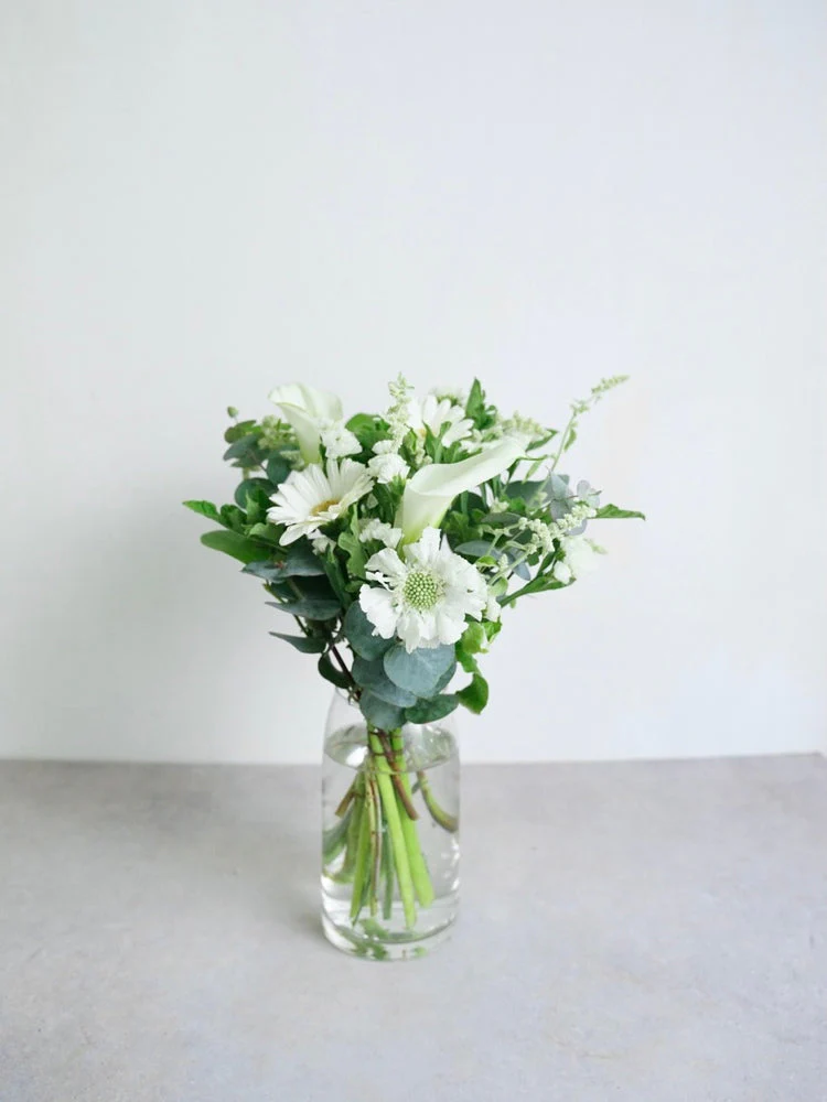 【店舗配送】フローリストにおまかせ 季節の花束 M - グリーン- - Image 26