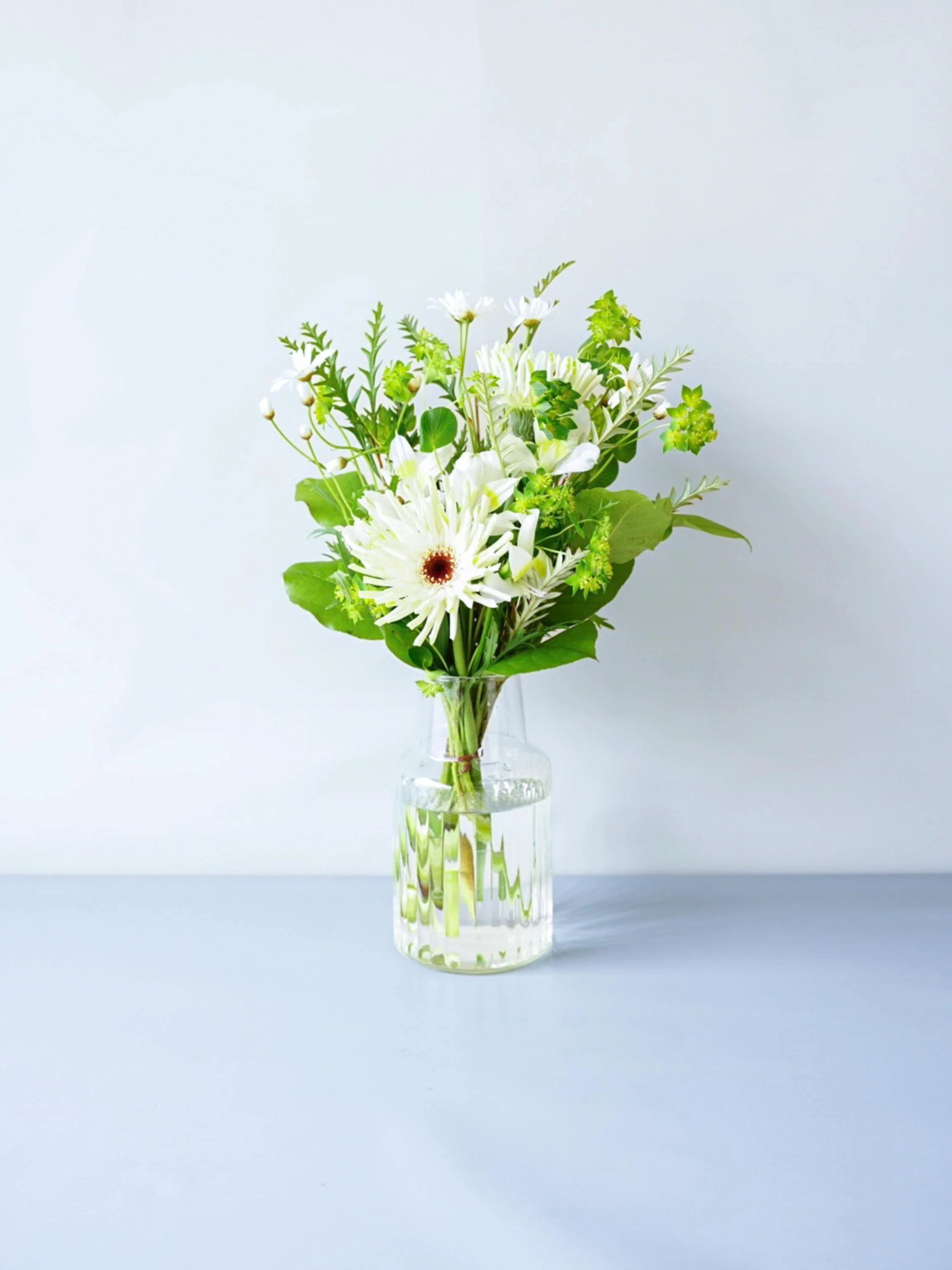 【店舗配送】フローリストにおまかせ 季節の花束 M - グリーン- - Image 28