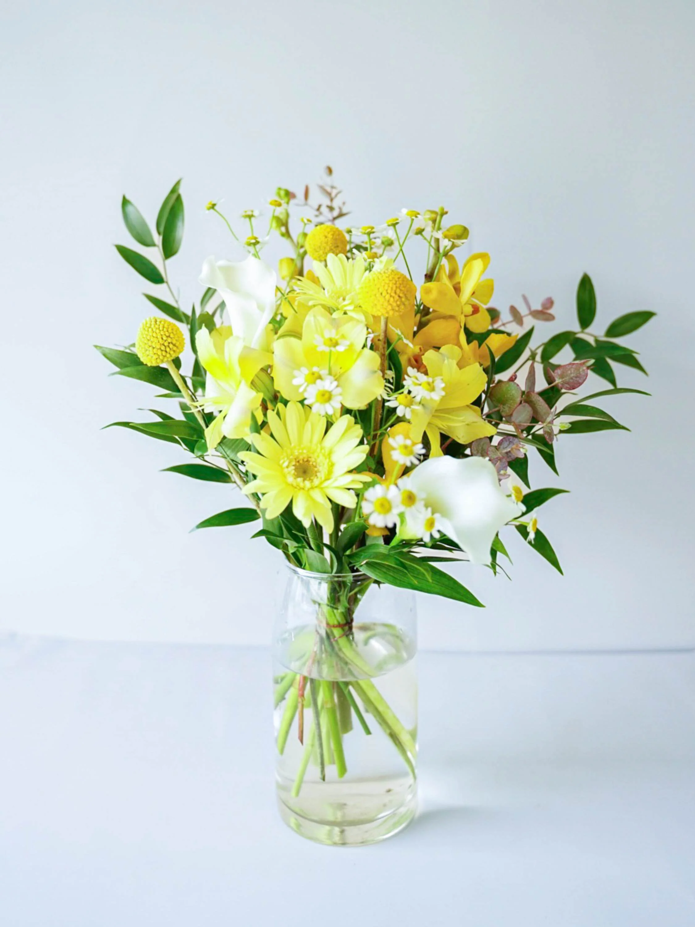 【店舗配送】フローリストにおまかせ 季節の花束 M - イエロー - - Image 35
