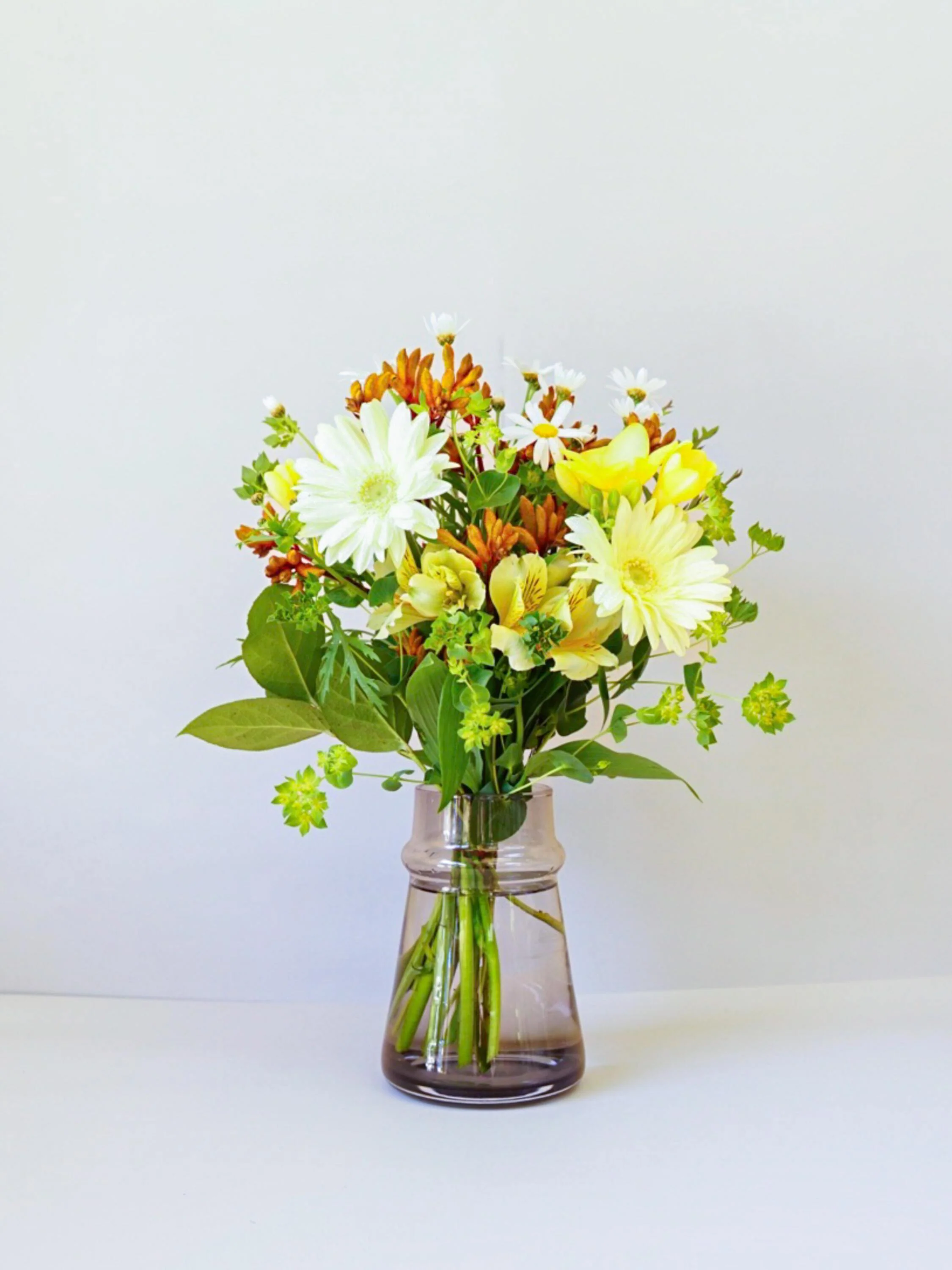 【店舗配送】フローリストにおまかせ 季節の花束 M - イエロー - - Image 40