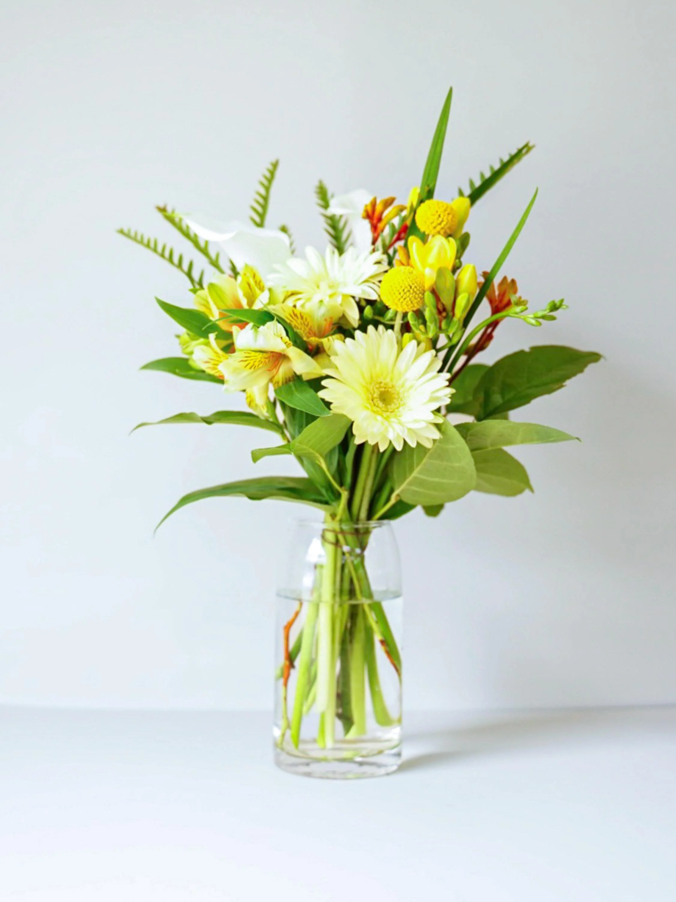【店舗配送】フローリストにおまかせ 季節の花束 M - イエロー - - Image 41