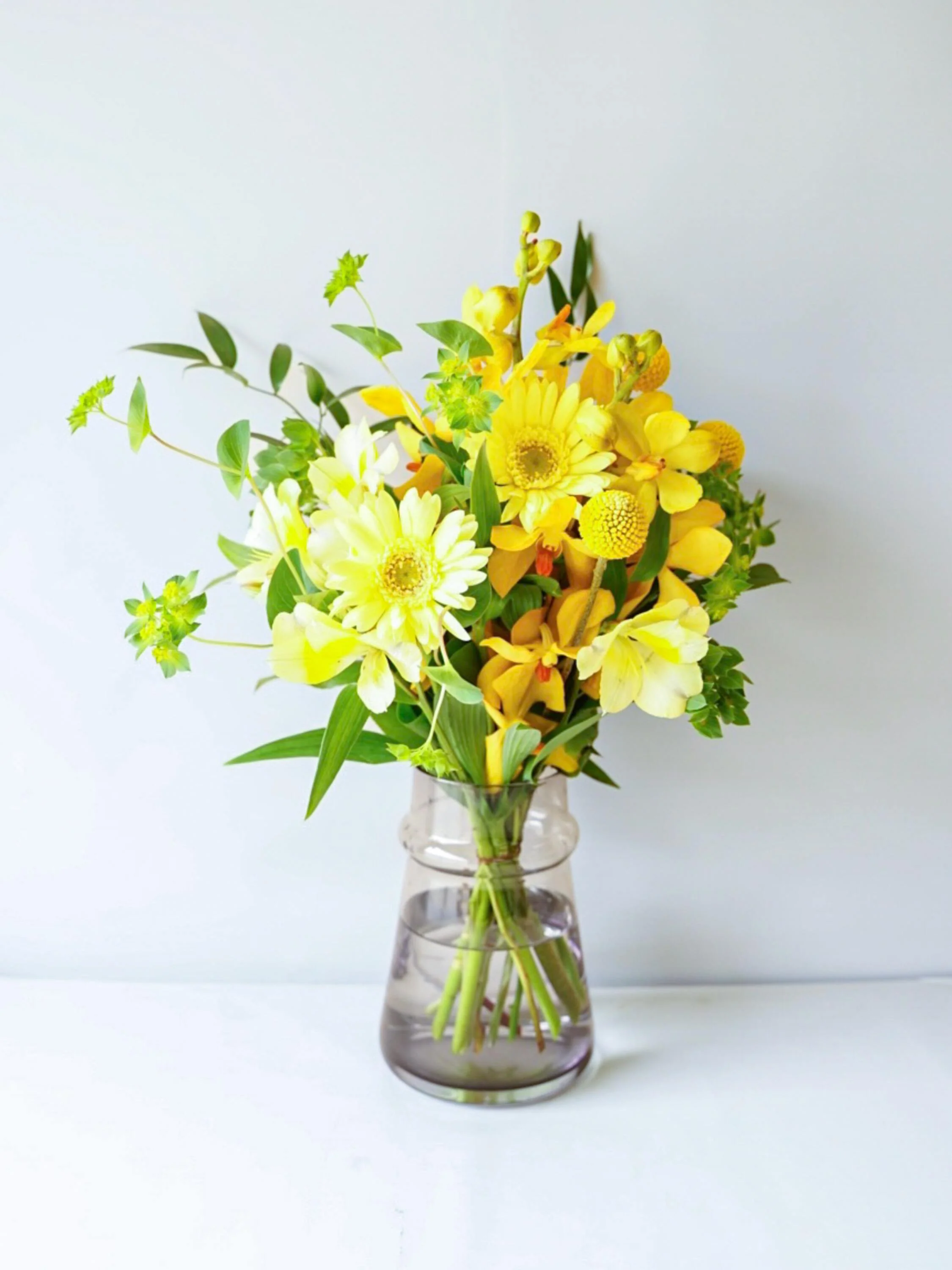 【店舗配送】フローリストにおまかせ 季節の花束 M - イエロー - - Image 42
