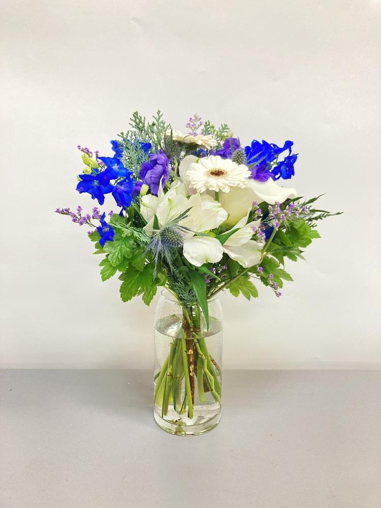 【店舗配送】フローリストにおまかせ 季節の花束 M - ブルー - - Image 35