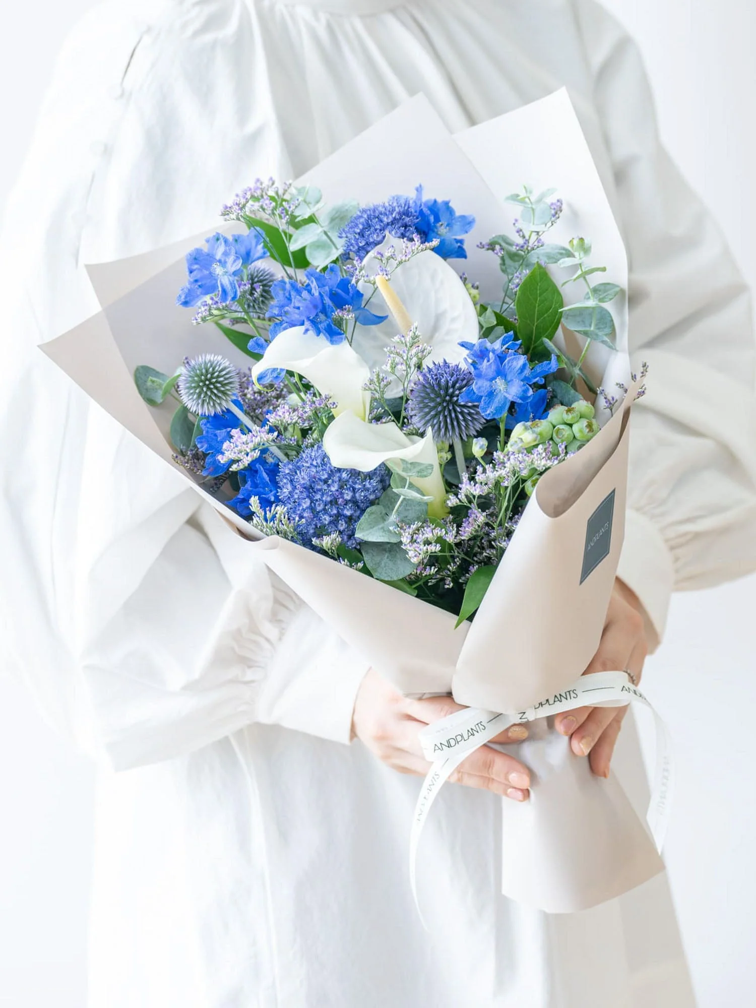 【誕生日ギフト】 フローリストにおまかせ 季節の花束 M - ブルー -