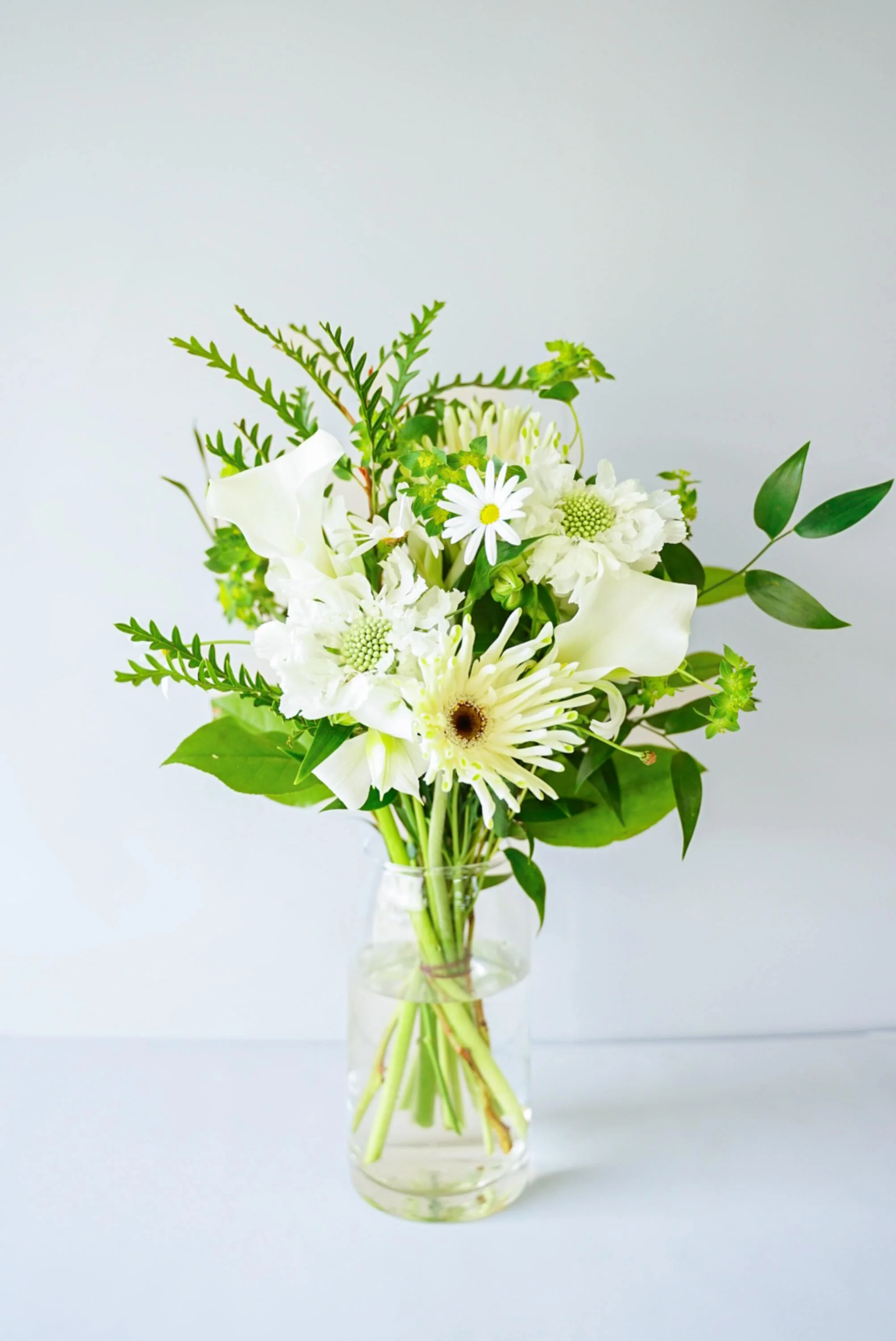 【誕生日ギフト】 フローリストにおまかせ 季節の花束 M - グリーン&ホワイト - - Image 33