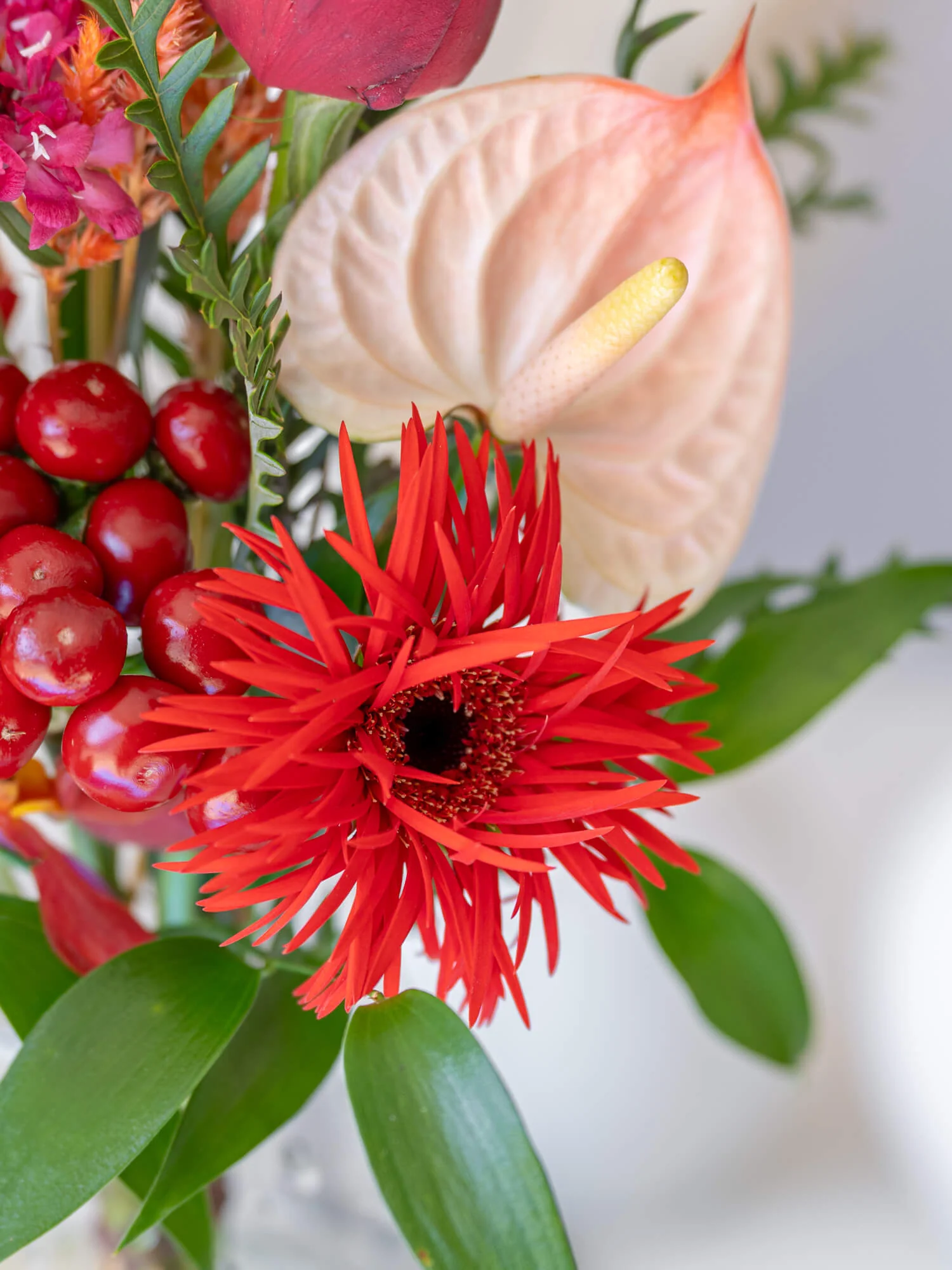フローリストにおまかせ 季節の花束 S - レッド - - Image 13