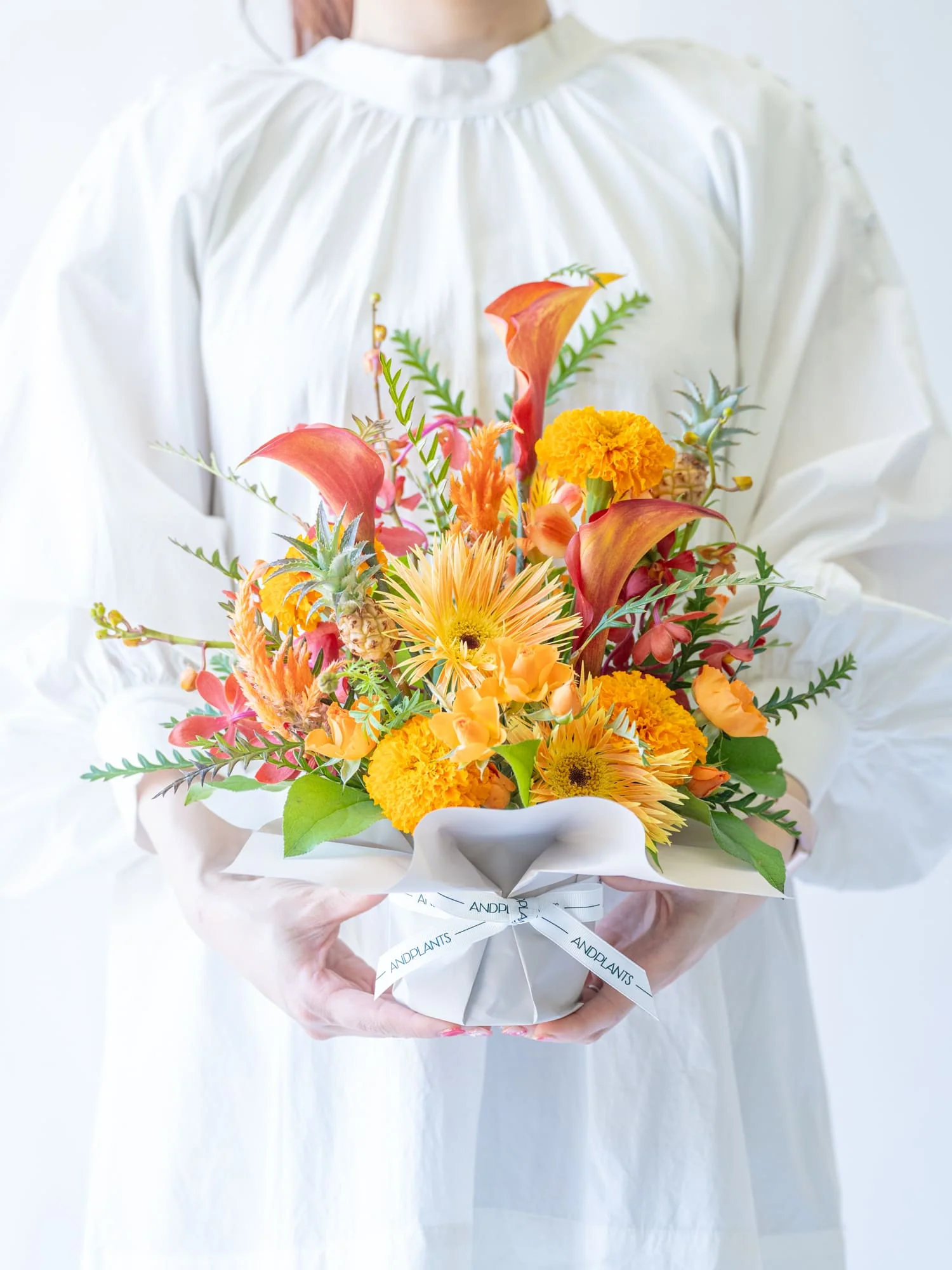 【誕生日ギフト】季節のおまかせ生花アレンジ M - オレンジ - - Image 10