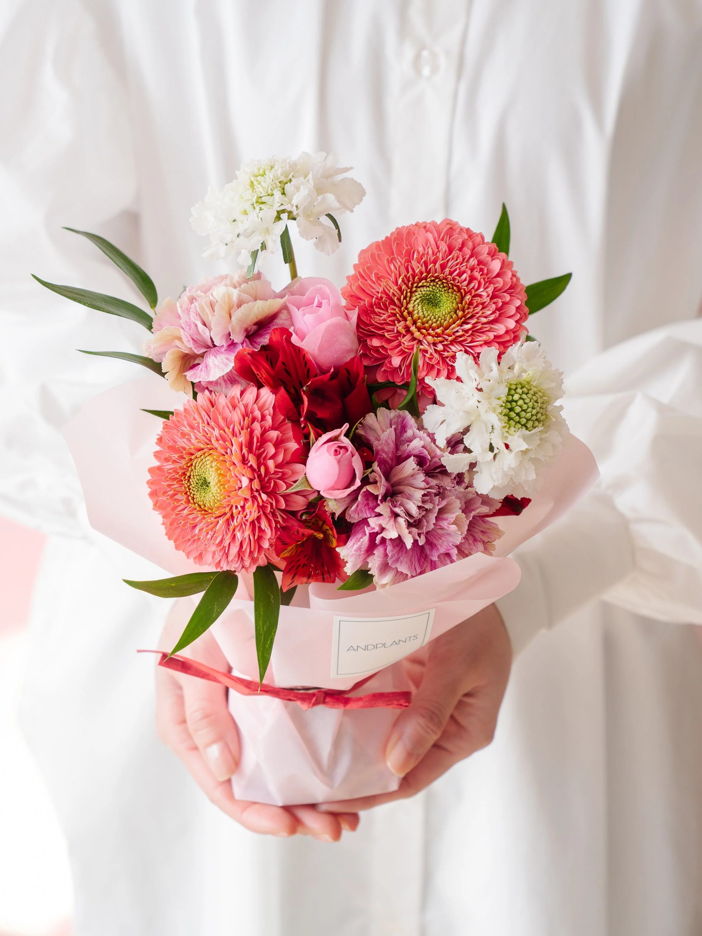 【母の日】神戸紅茶「生紅茶 4種詰め合わせ」とそのまま飾れる花束のセット - Image 3