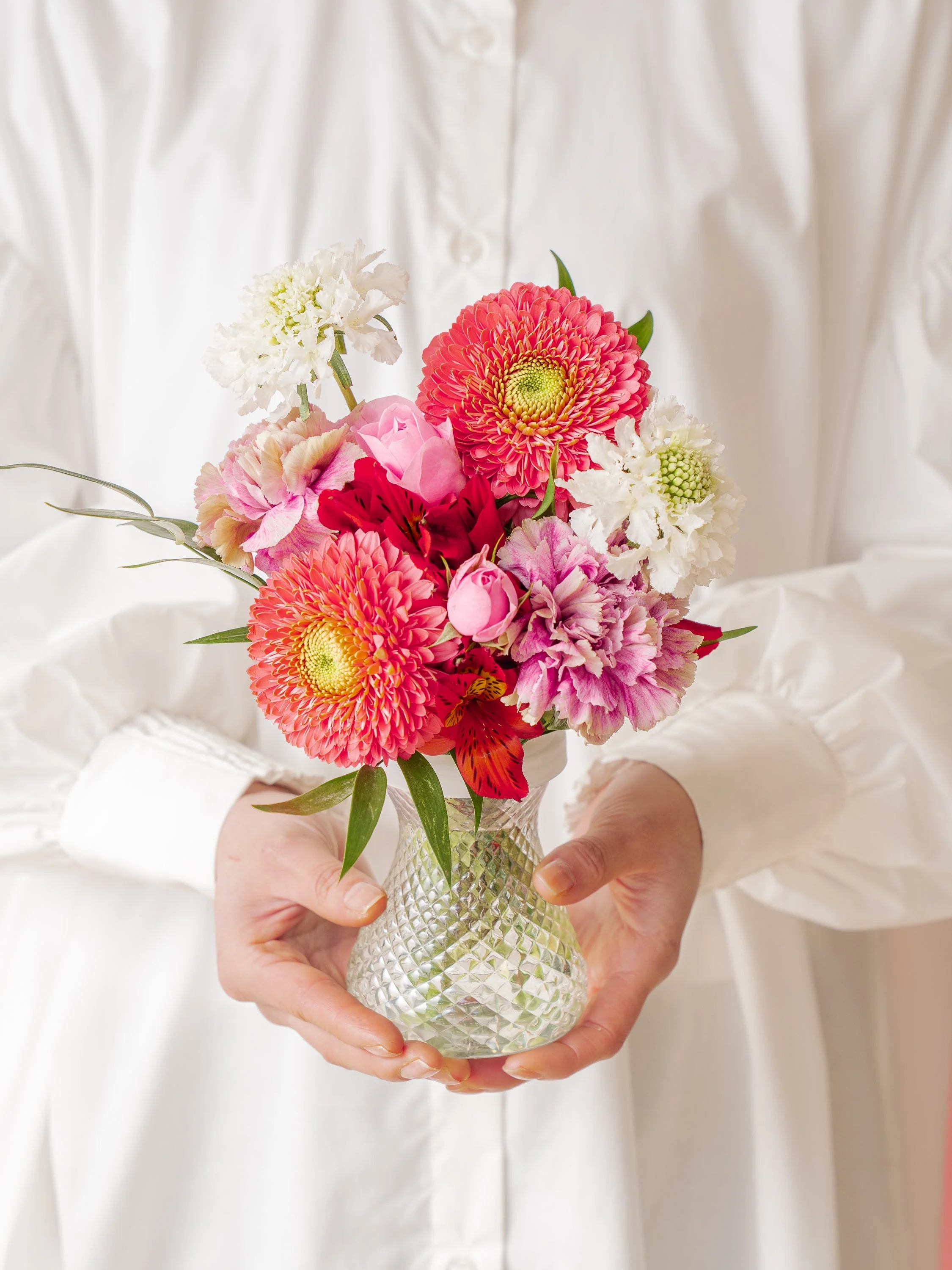 【母の日】神戸紅茶「生紅茶 4種詰め合わせ」とそのまま飾れる花束のセット - Image 4