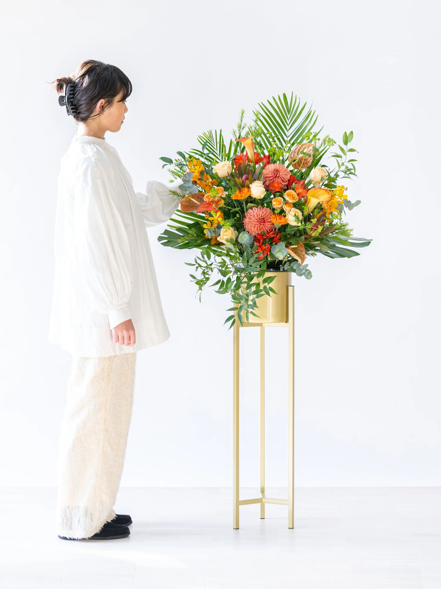 季節のおまかせスタンド花 1段 - オレンジ - - Image 14