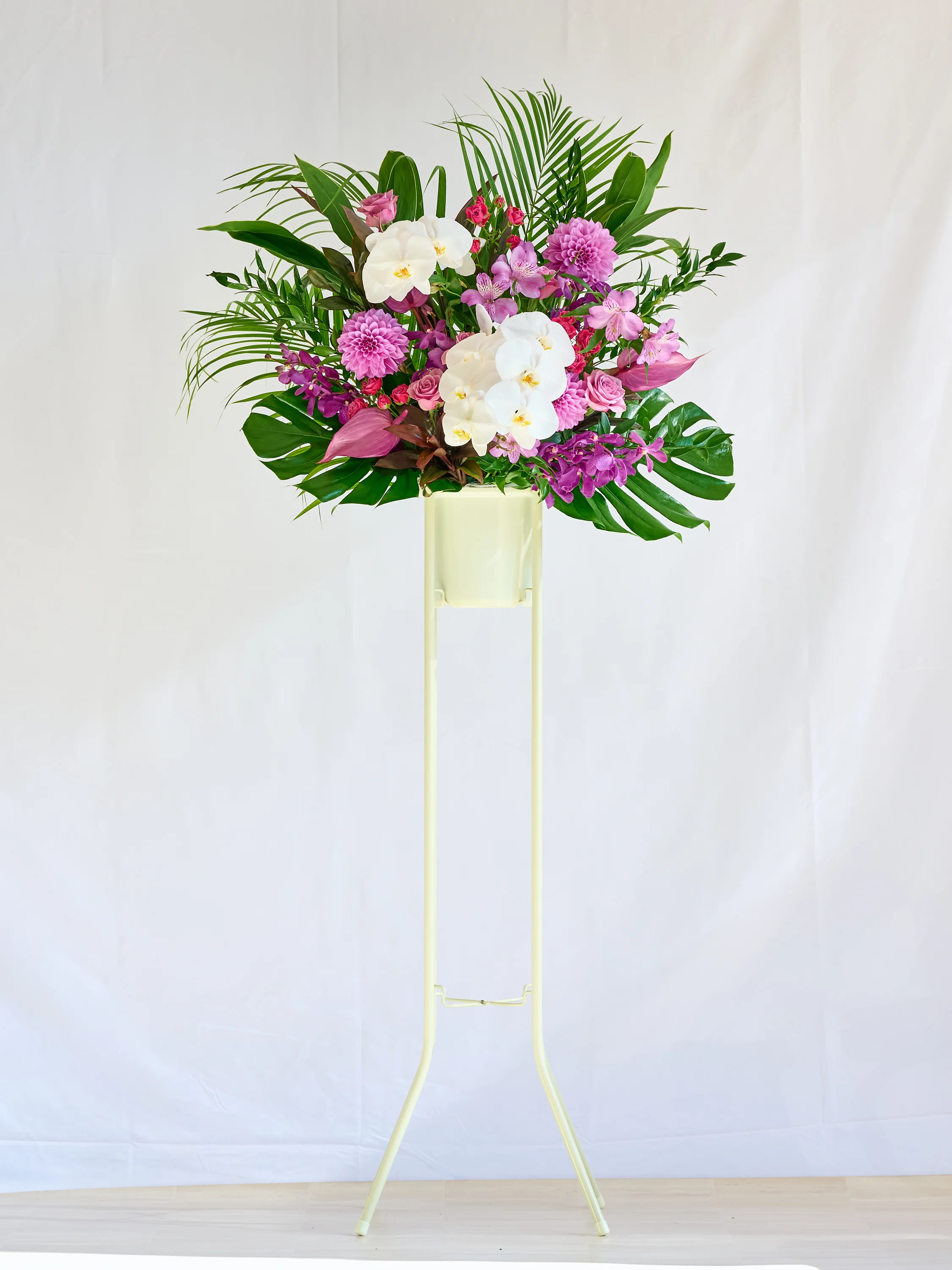 季節のおまかせスタンド花 1段 / 胡蝶蘭入り - パープル - - Image 7